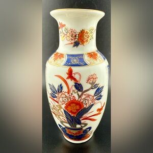 Japanese Imari porcelain vase. 6”
